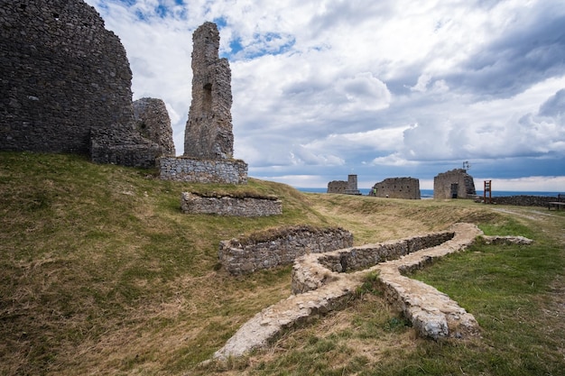 Foto fortaleza medieval ruínas de pedra castelo branc eslováquia
