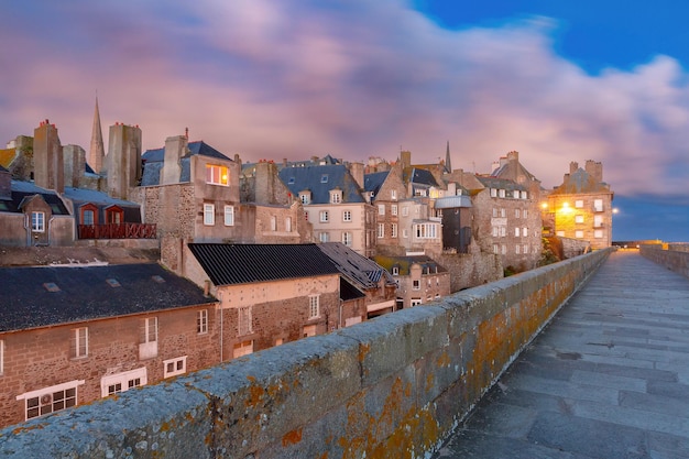 Foto fortaleza medieval de saintmalo, bretaña, francia