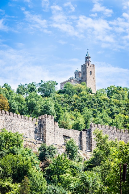 La fortaleza medieval de Tsarevets y la iglesia patriarcal en Veliko Tarnovo, Bulgaria.