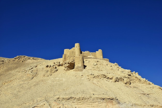 La fortaleza en las montañas de Wadi Hadhramaut Yemen