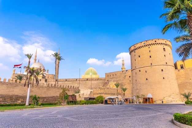 Fortaleza y murallas de la Mezquita de Alabastro en la ciudad de El Cairo