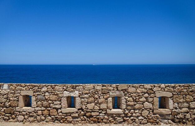 Fortaleza nas margens do mar azul