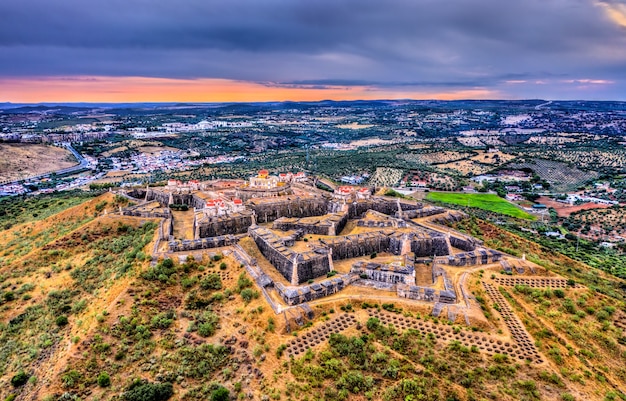 La fortaleza de Nossa Senhora da Graca al atardecer. en Elvas, Portugal