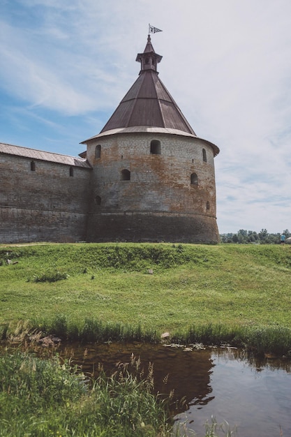 Foto fortaleza oreshek en la orilla del lago ladoga