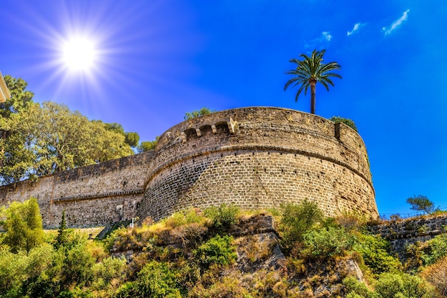 Fortaleza del Palacio del Príncipe en el acantilado Fontvielle MonteCarlo Monaco Cote d'Azur Riviera Francesa