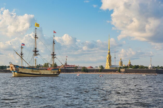 Fortaleza de Pedro y Pablo y río Neva en San Petersburgo