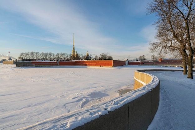 Fortaleza de Pedro y Pablo en una soleada mañana de invierno con nubes San Petersburgo Rusia