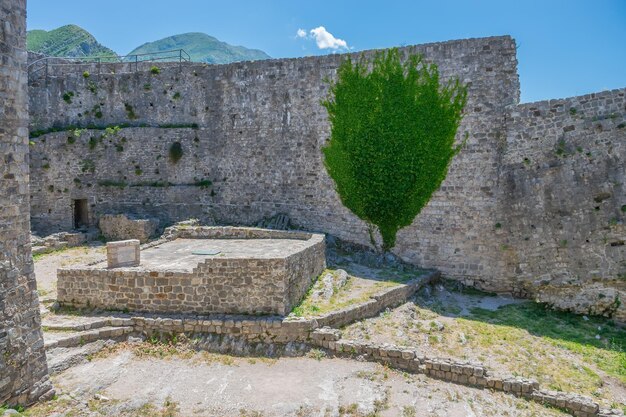 La fortaleza de piedra medieval se encuentra en lo alto de las montañas