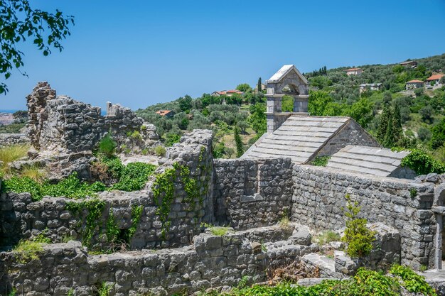 La fortaleza de piedra medieval se encuentra en lo alto de las montañas