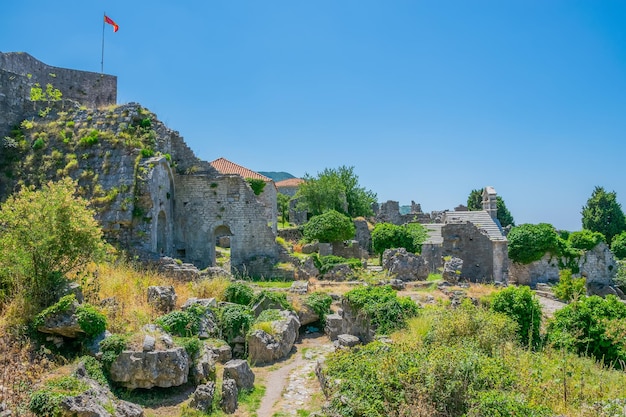 La fortaleza de piedra medieval se encuentra en lo alto de las montañas