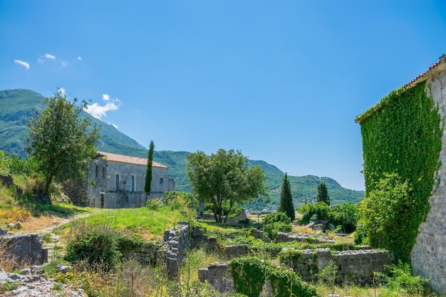 La fortaleza de piedra medieval se encuentra en lo alto de las montañas