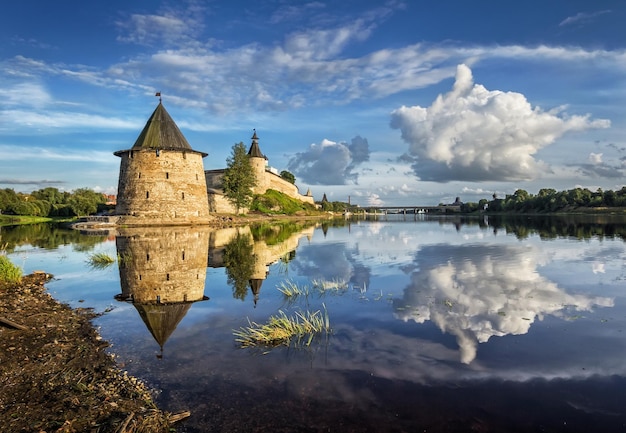 Fortaleza en Pskov con el reflejo en el río