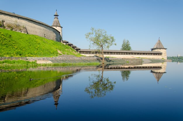 Fortaleza russa perto do lago