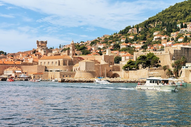 Fortaleza de San Juan y lancha en el puerto viejo en el mar Adriático en Dubrovnik, Croacia