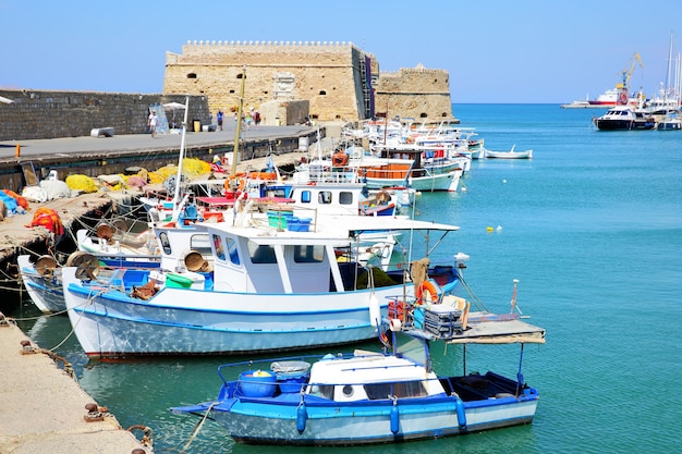 Fortaleza veneciana y barcos de pesca en Heraklion, Creta, Grecia