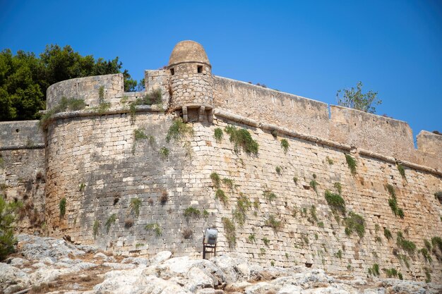 Fortaleza veneciana de Koules en el antiguo puerto de Heraklion Destino de la isla de Creta Grecia Fondo del cielo azul