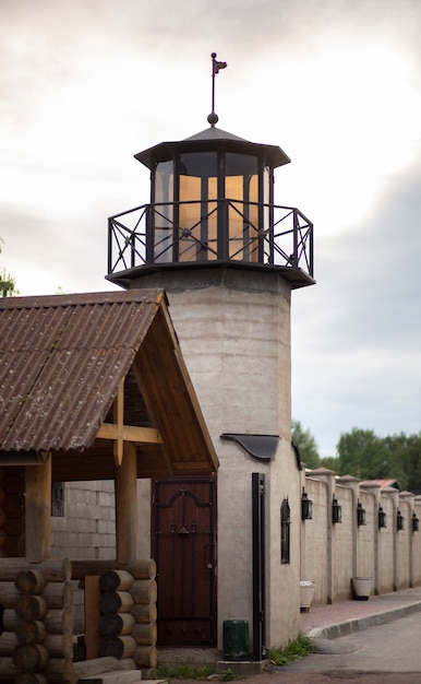 Fortaleza vintage, parede de pedra com lanternas e farol decorativo