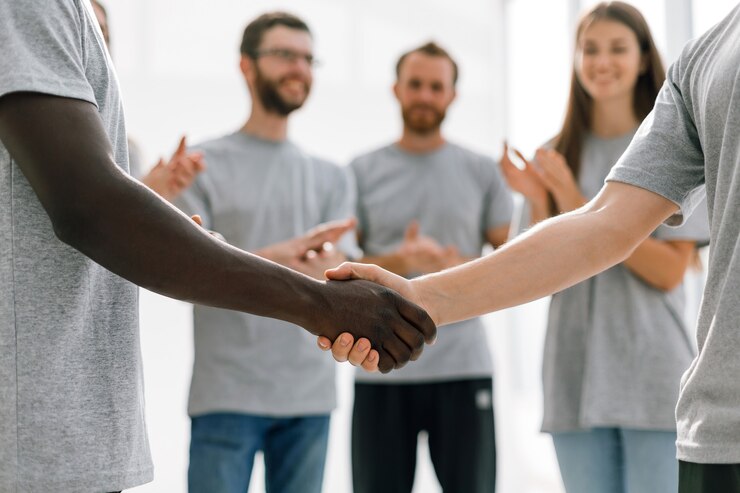 Foto forte aperto de mão de dois estudantes de diferentes nacionalidades