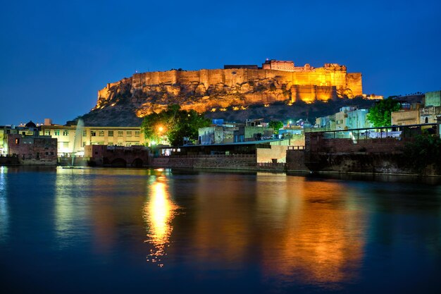 Foto forte de mehrangarh no crepúsculo jodhpur índia