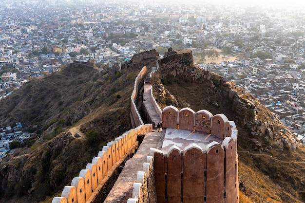 Forte de Nahargarh no por do sol e vista aérea da cidade de Jaipur, vista aérea geral de Jaipur do forte de Nahargarh, Jaipur, Rajasthan, Índia.