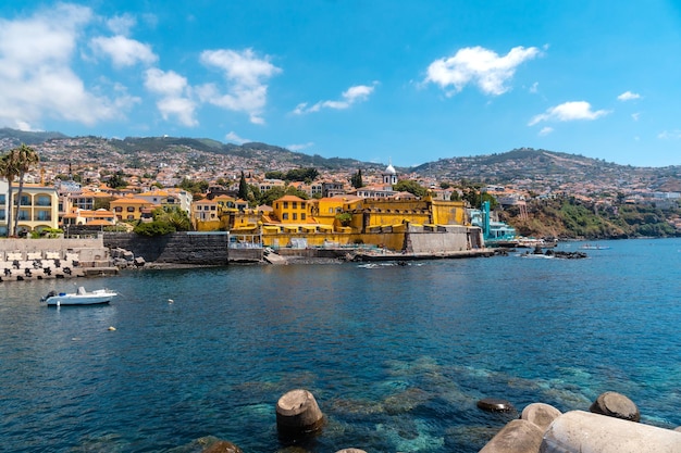 Forte de São Tiago na praia do Funchal no verão à beira-mar Madeira