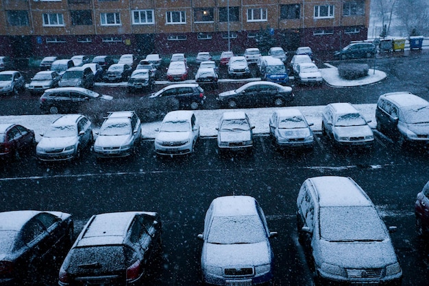 Forte nevasca no inverno Estacionamento completo em Liptovsky Mikulas Carros nevados