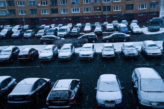 Forte nevasca no inverno Estacionamento completo em Liptovsky Mikulas Carros nevados