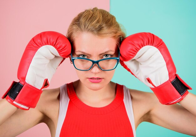 Forte promessa de vitória do intelecto Saiba como me defender Confiante de seu poder Forte mental e fisicamente Inteligente e forte Mulher luvas de boxe ajustam óculos Vencer com força ou intelecto