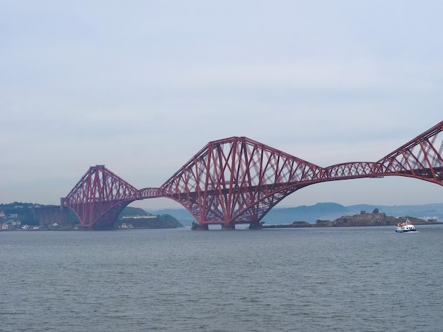 Forth Bridge sobre Firth of Forth em Edimburgo