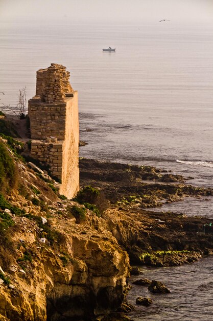 Fortificação árabe de Ribat e cemitério na cidade costeira de Mahdia, no norte da Tunísia