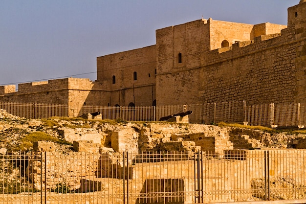 Fortificación árabe Ribat y cementerio en la ciudad costera de Mahdia en el norte de Túnez