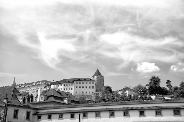 Fortificación del castillo en la colina en Praga República Checa sobre fondo de cielo azul nublado Concepto de pasión por los viajes de aventura de viaje de vacaciones