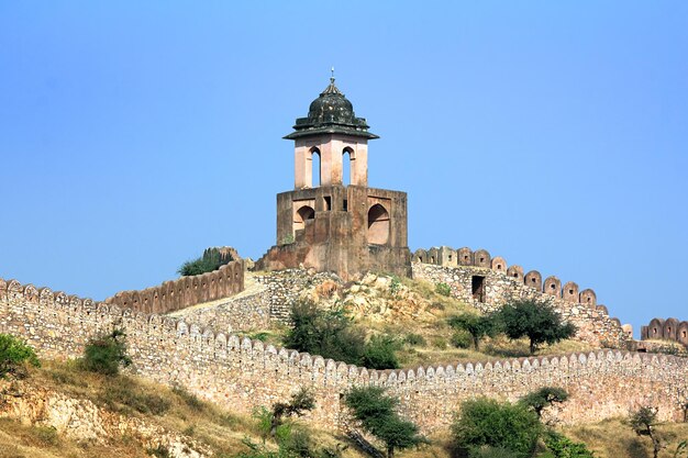 Fortificación en la cima de la montaña Jaipur India