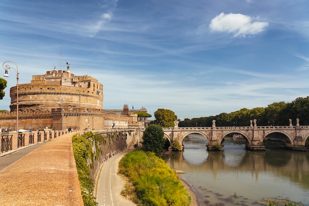 Fortifique Sant'Angelo (castelo do anjo santo) e Ponte ou ponte Sant'Angelo com as estátuas em Roma, Itália.