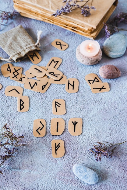 Fortuna dizendo de quatro runas escandinavas em uma mesa em decoração mística vista vertical