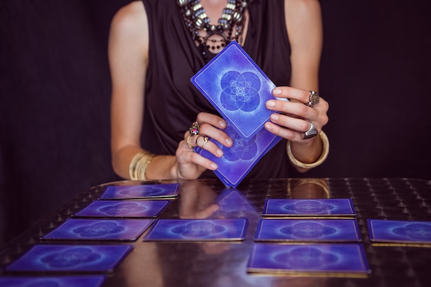 Fortune teller prevendo o futuro com cartas de tarô