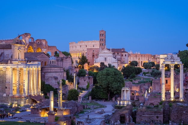 Forum Romanum e Coliseu em Roma após o pôr do sol