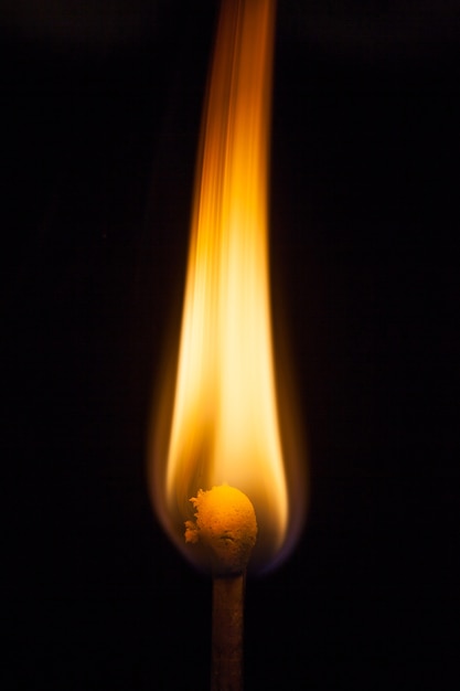Foto fósforo e fogo de fogo no jogo isolado no fundo preto