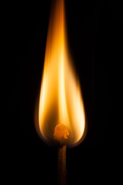 Fósforo y resplandor del fuego en el fósforo aislado en fondo negro
