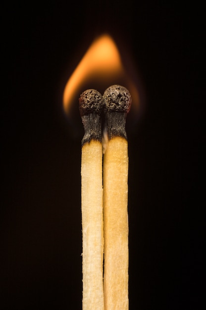 Foto fósforos em um fundo preto