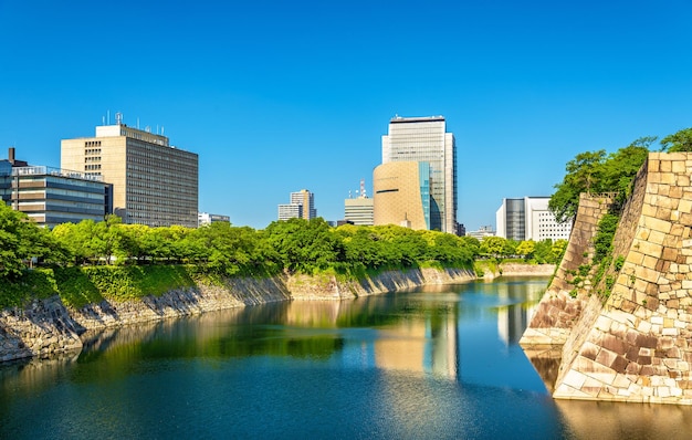 El foso del castillo de Osaka en Osaka, Japón