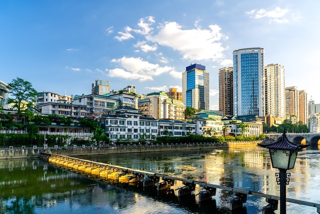 El foso de Guizhou, la orilla del río, el horizonte de la ciudad