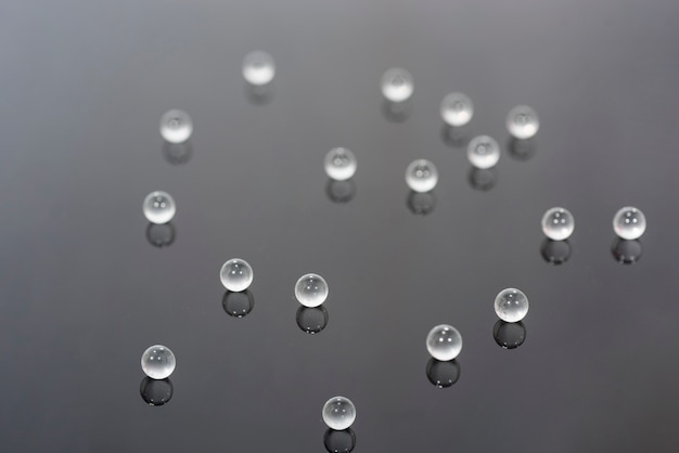 Foto abstracta con pequeñas bolas de cristal sobre fondo transparente.