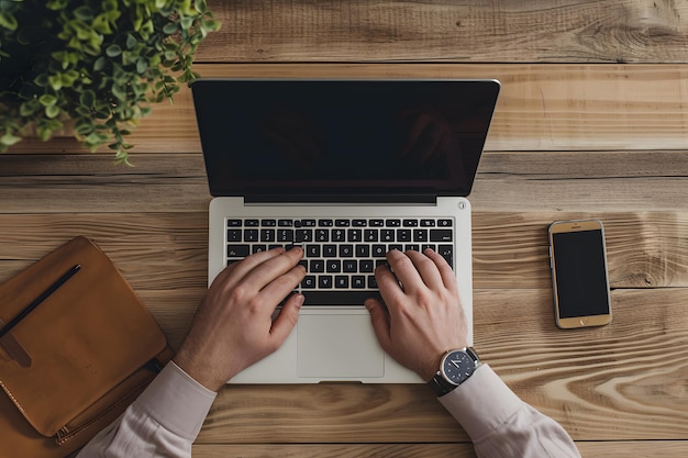 Foto acima de mãos humanas digitando em um laptop