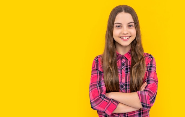 Foto foto de una adolescente con cabello largo con camisa a cuadros copia espacio adolescente aislada en amarillo
