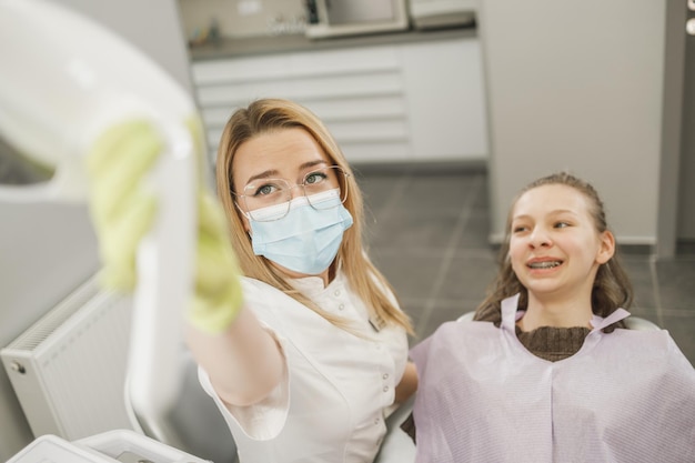Foto de una adolescente que tiene una consulta con su dentista.
