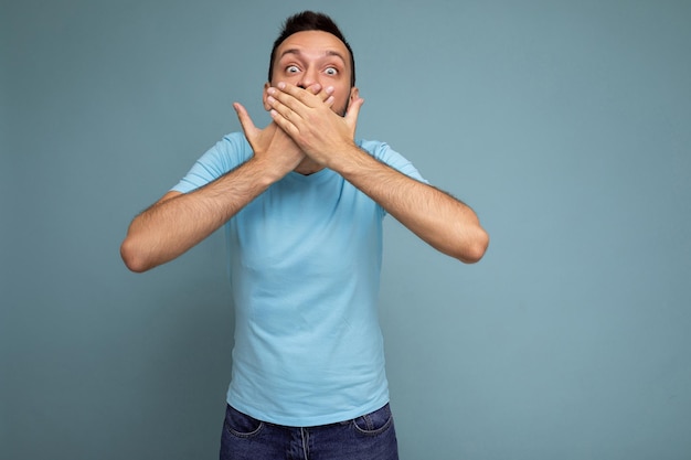 Foto de adulto guapo brunet sin afeitar hombre con barba con emociones sinceras vistiendo azul casual