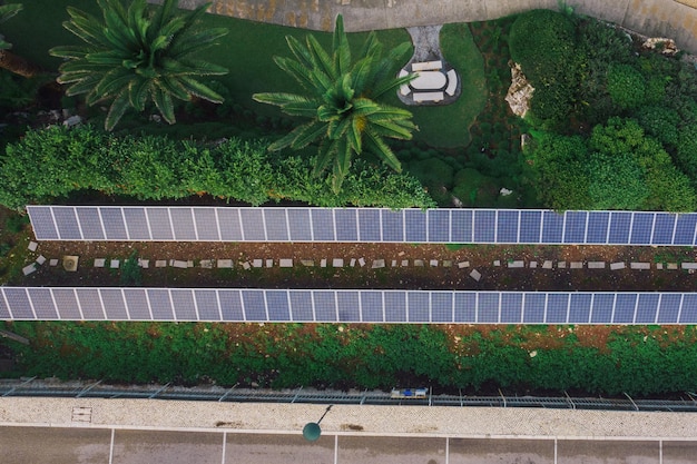 Foto aérea de arriba hacia abajo de paneles solares en una residencia