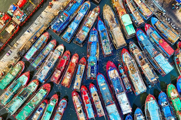 Foto una foto aérea de barcos atracados en un puerto