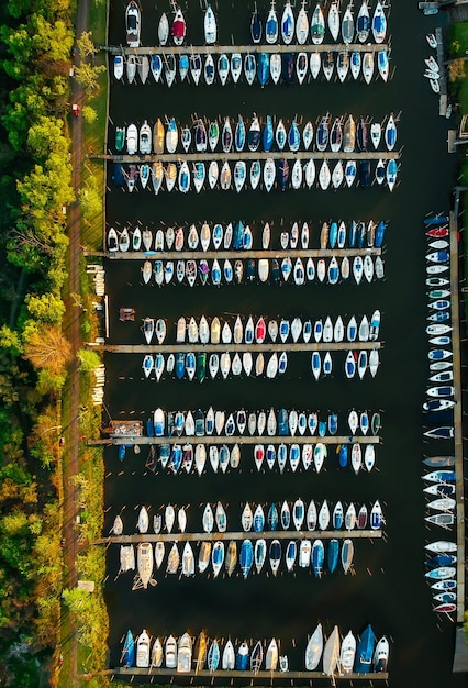 foto aerea de barcos en el muelle